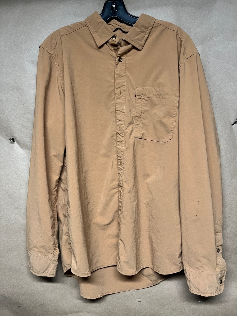 Swiss Tech Men's Casual Button-Down Shirt in Tan